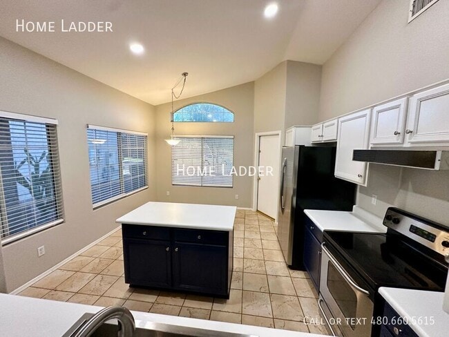 Building Photo - 363 W Bruce Ave