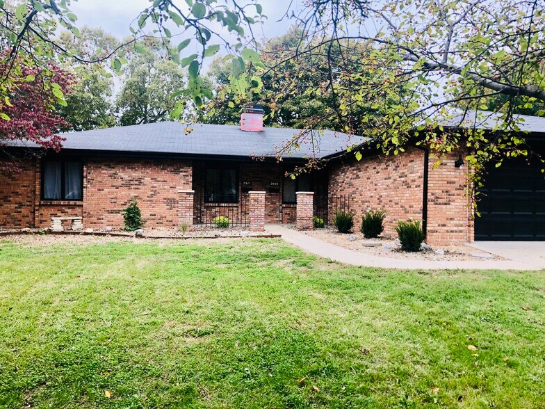 All brick with an attached garage. 2 doors from park. - 2911 Interlacken Dr