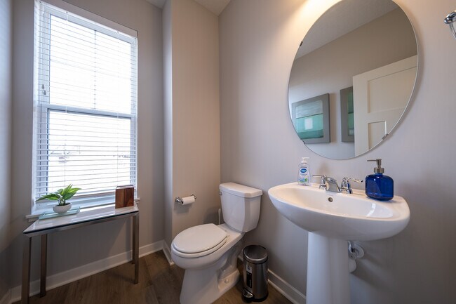 Building Photo - 2209 Gateway Curv