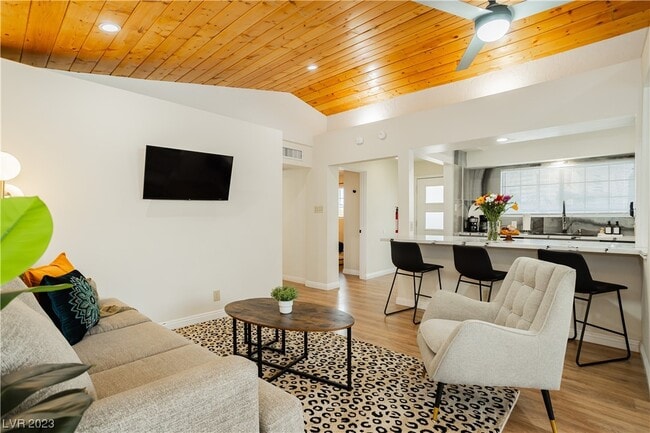 Building Photo - 2205 Santa Paula Dr