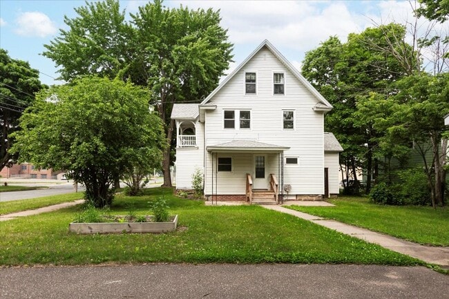 Primary Photo - 820 10th St E