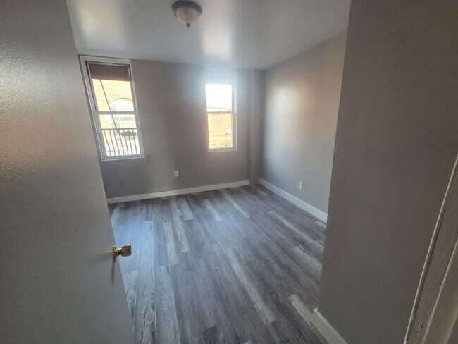 Building Photo - 23 Monroe St