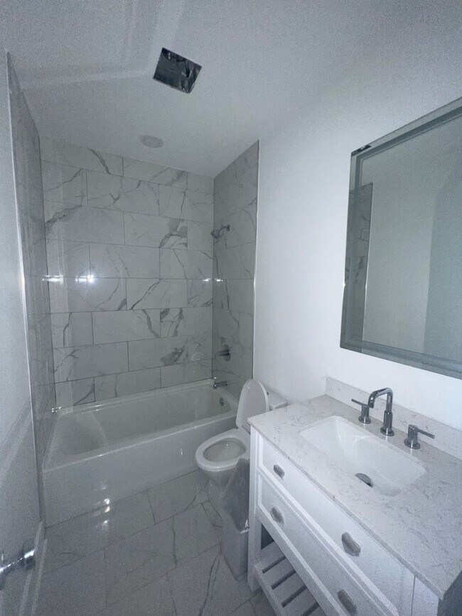 Building Photo - 5 BR House 1/2 block from Maple St - POOL!