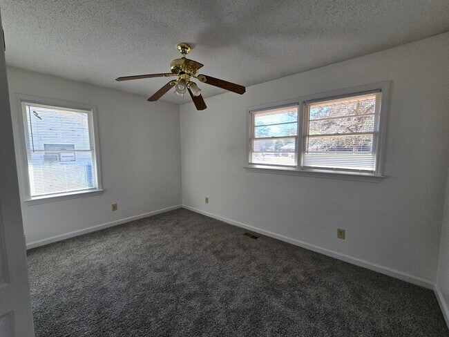 Building Photo - 1929 Crestview Dr