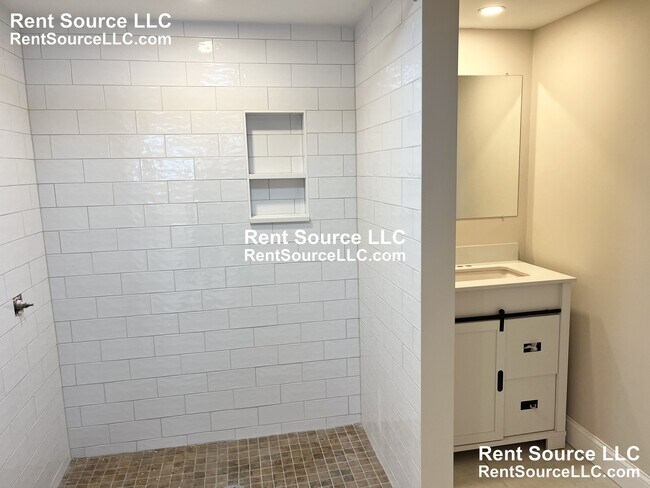 Building Photo - 612 Main St