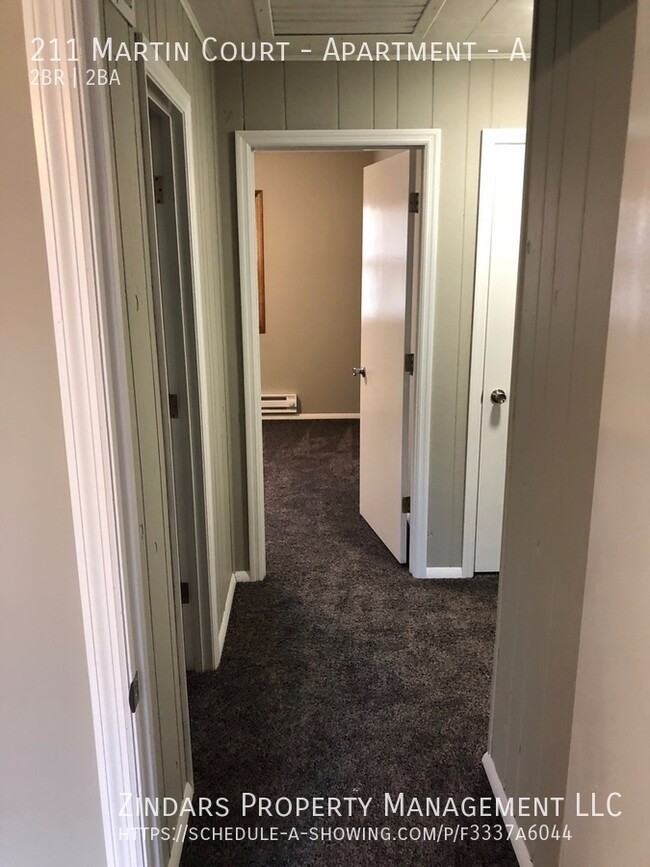 Building Photo - Remodeled bilevel 2 bedroom 1.5 bath townh...