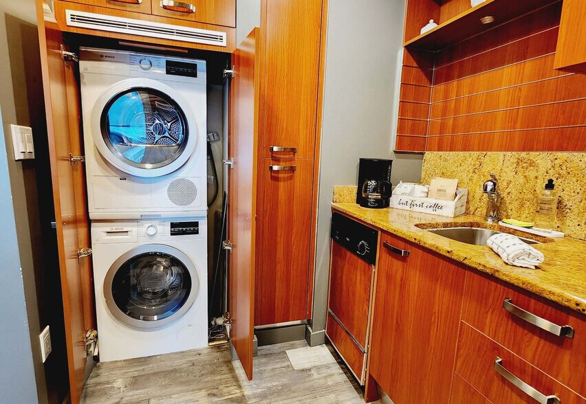 Building Photo - 1395 Brickell Bay Dr