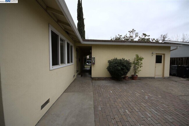 Building Photo - 1345 Kingfisher Way