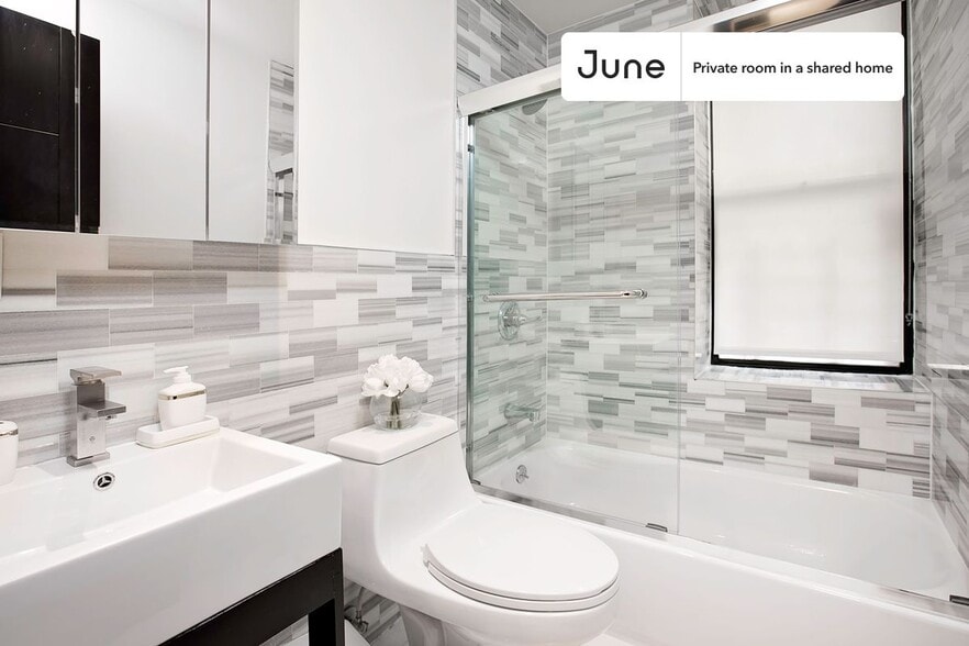 Building Photo - Private bedroom in 4 bed/2 bath Home
