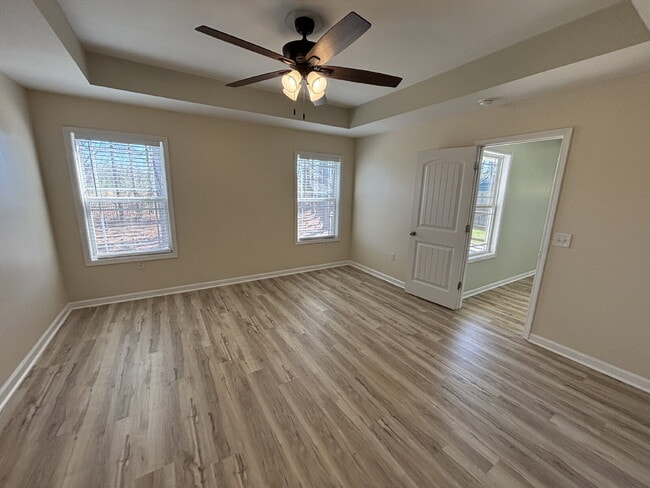 Building Photo - 472 Jester St