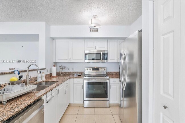 Building Photo - 1155 Brickell Bay Dr