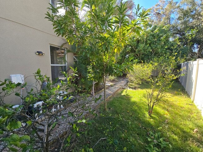 Building Photo - Newly Renovated 4/3 w/pool