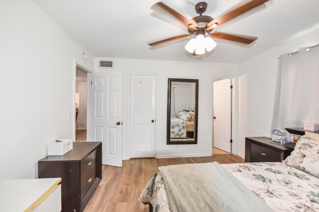 Building Photo - 9851 Sandalfoot Blvd