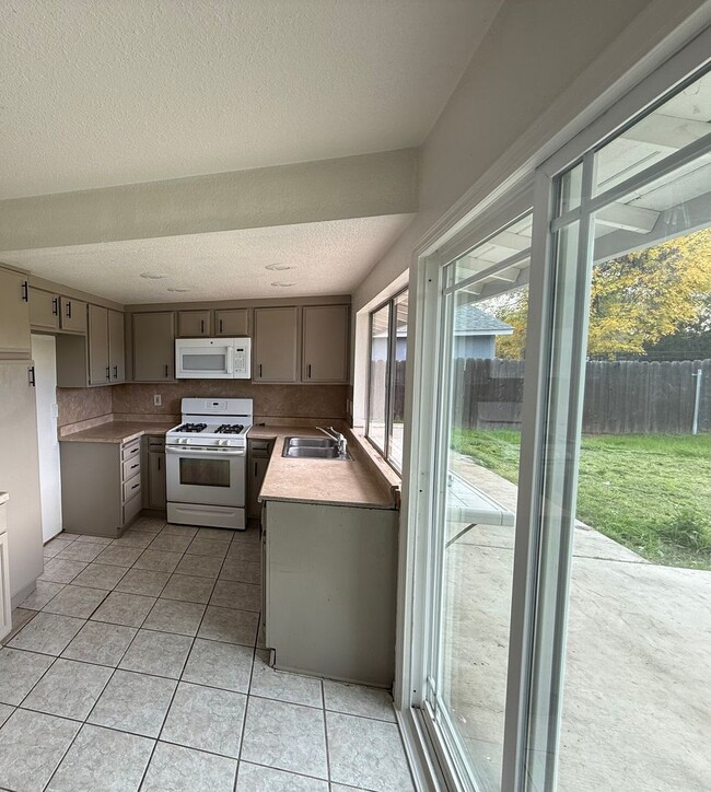 Building Photo - Three Bedroom Two Bathroom Home in Hemet!