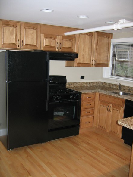 With Appliances - 1419 W Balmoral Ave