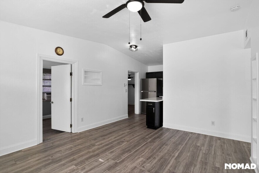 Building Photo - 441 E 5th St