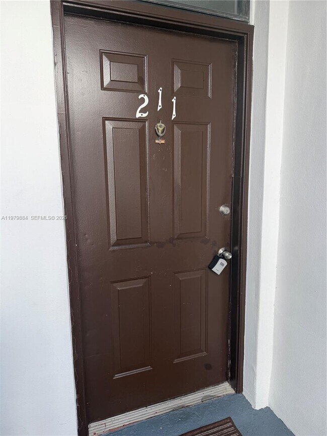 Building Photo - 215 Lake Pointe Dr