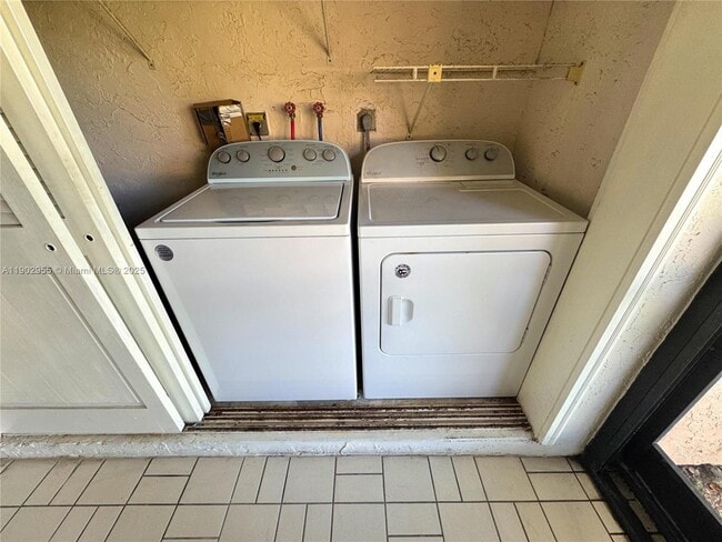 Building Photo - 2635 Carambola Cir N