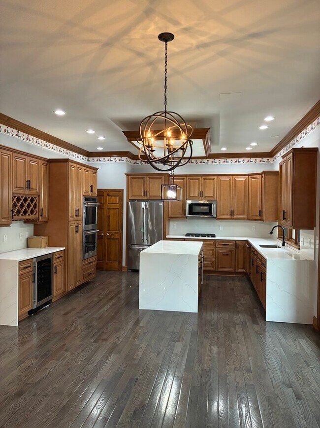 Building Photo - Magnificent 5-Bedroom Private Estate in Bu...