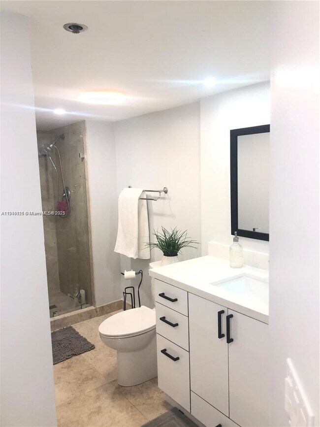 Building Photo - 1717 N Bayshore Dr