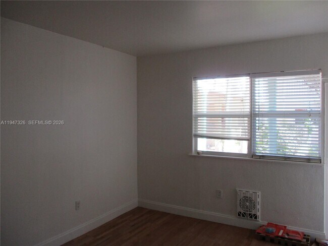 Building Photo - 736 13th St