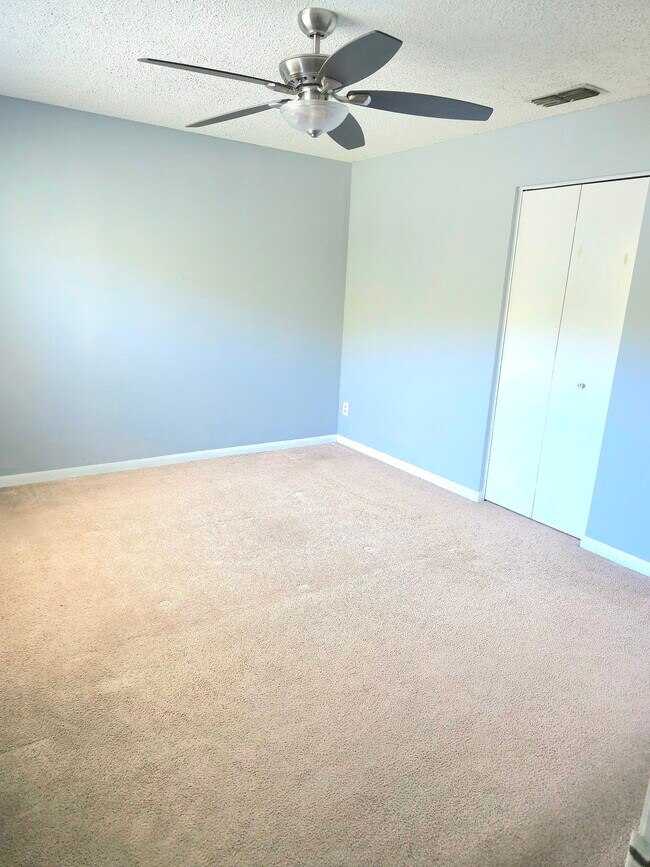 Building Photo - 975 Surry Ln