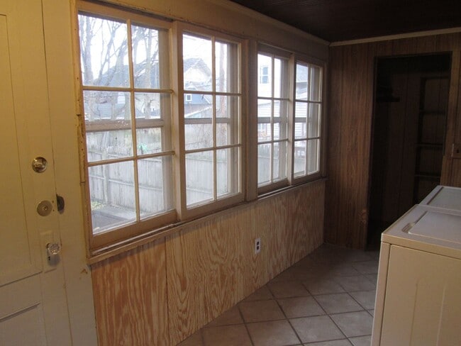 Building Photo - 2 Bedroom House!