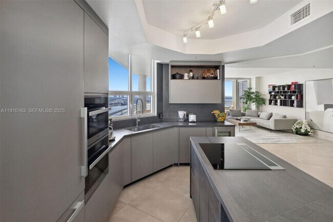 Building Photo - 808 Brickell Key Dr