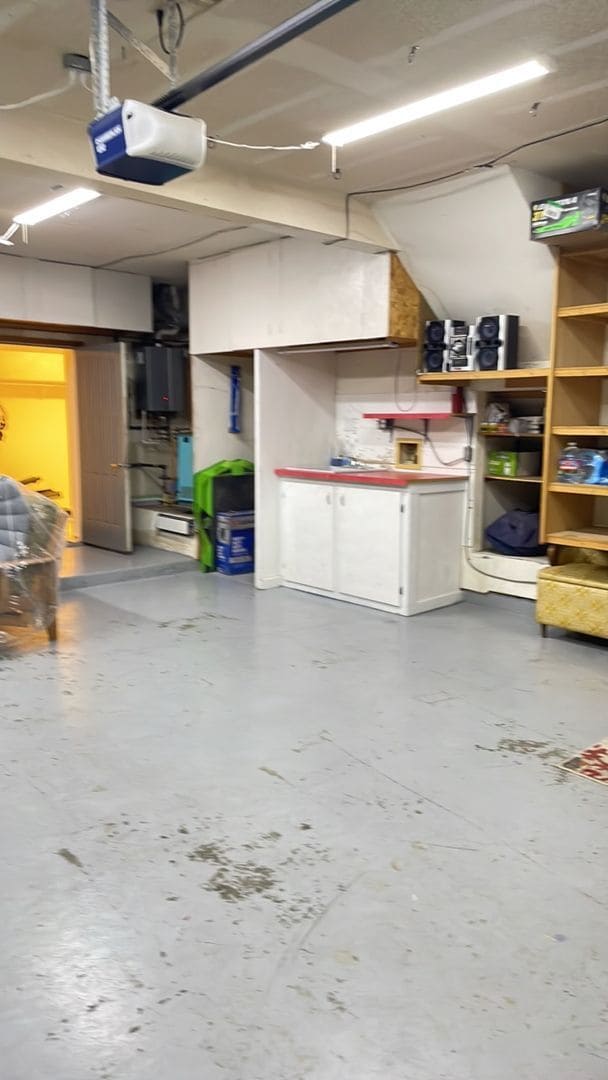 Building Photo - 3 bedroom, 2 bath, 2 car garage for rent O...