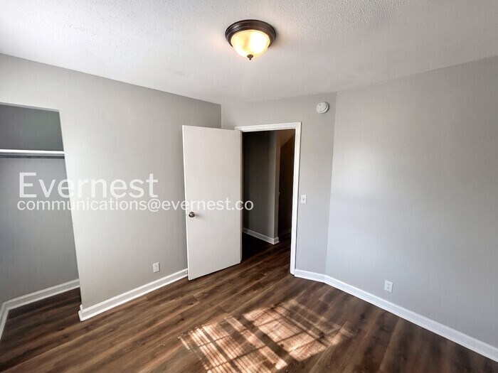 Building Photo - 811 Glade View Ct