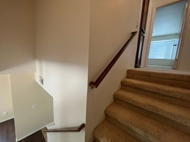 Building Photo - Spacious 3bed 2.5bath 2 story home available now!