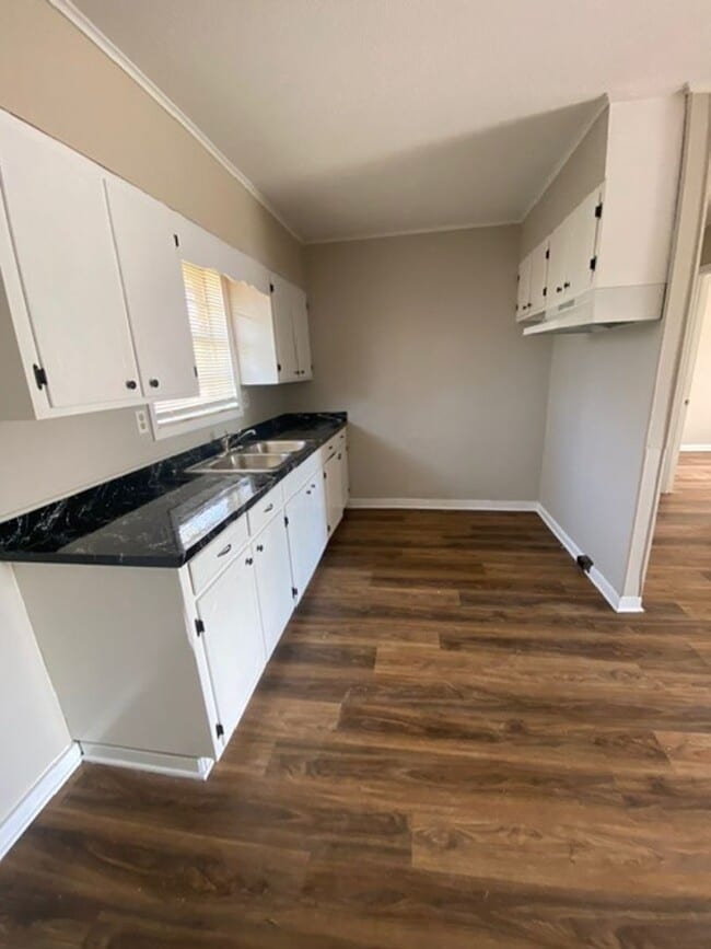 Building Photo - One bedroom one bath room apartment
