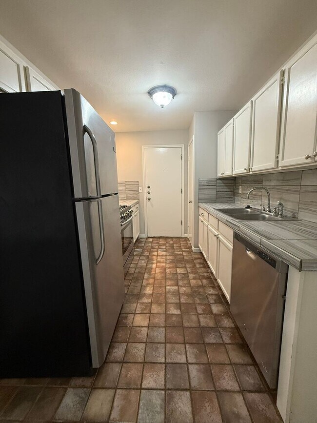 Building Photo - Yik Properties #1 (1904 Alex Ave)