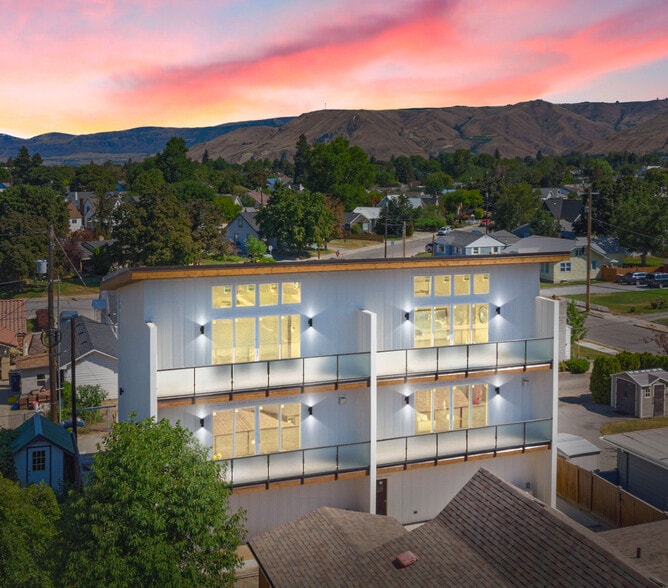 Exterior Townhouses at Night - 823 Orondo Ave