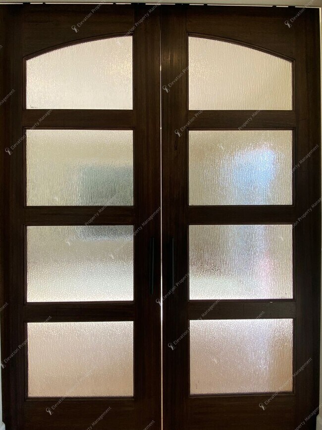 Building Photo - Light-Filled Awbrey Butte Retreat