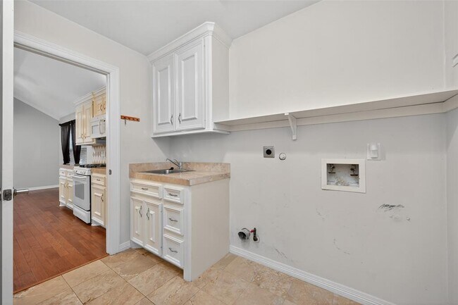 Building Photo - 3702 Sunset Cir