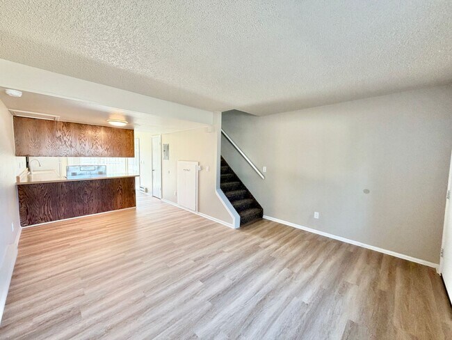 Building Photo - Two-Level 2BR with Fenced Yard & Washer/Dryer Hookups