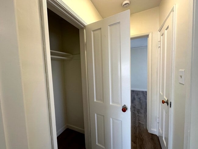 Building Photo - Lovely Cozy & Spacious renovated upper lev...