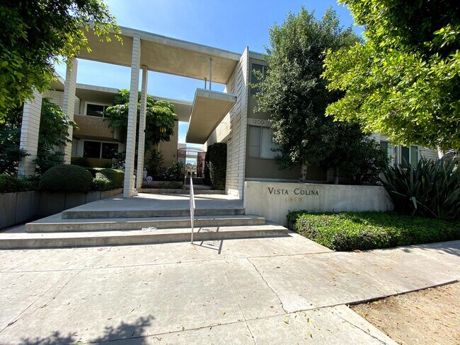 Building Photo - Stylish 2-Bed Apartment