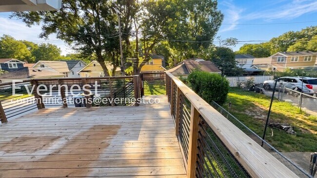 Building Photo - 2 Bed/1.5 Bath Home with Fenced Yard & Garage / Pet-friendly /Coming Soon!