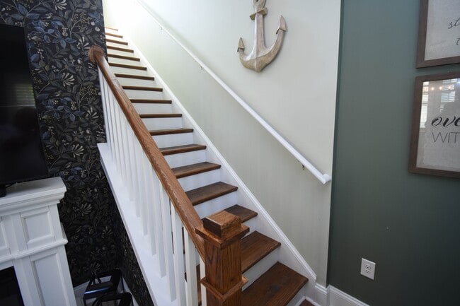 Building Photo - 846 Rosa Cir