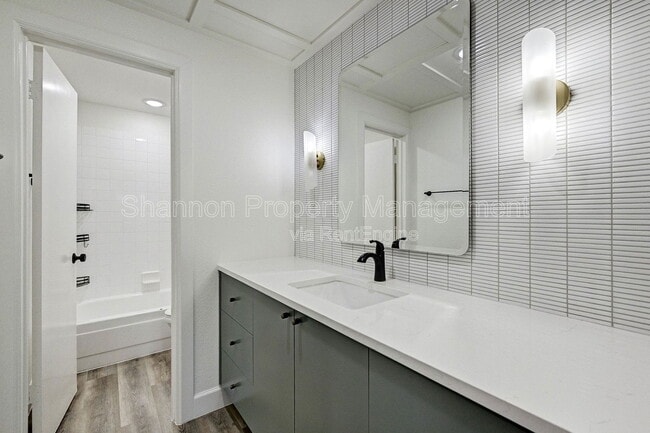 Building Photo - 2100 Tanglewilde St