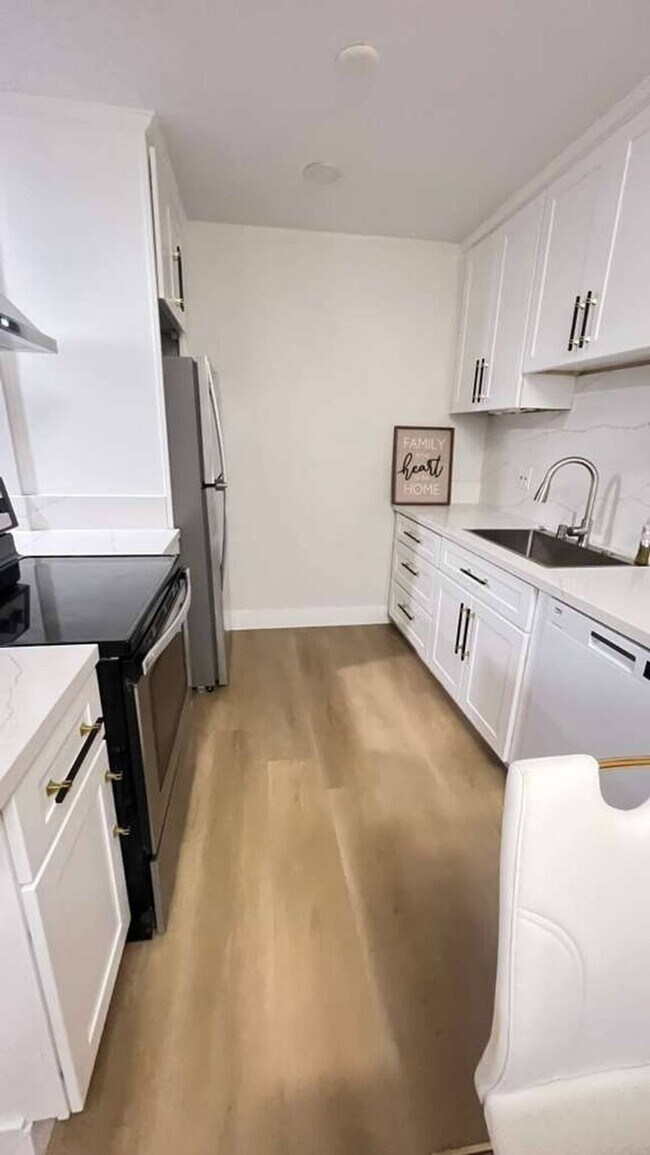 Building Photo - 9568 Carroll Canyon Rd