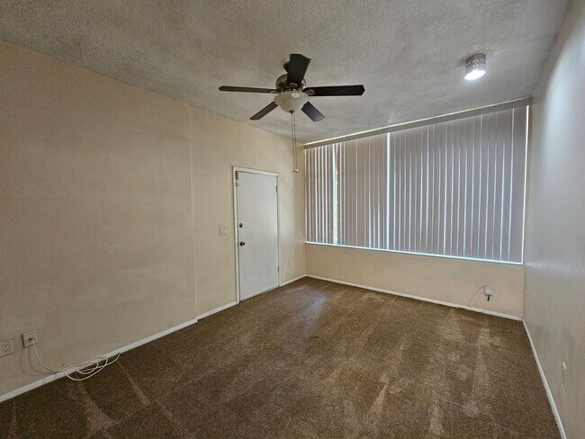 Building Photo - 6 Bedroom/3 Bath home in Black Acres