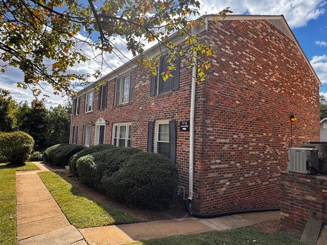 Building Photo - Renovated Condo near Stonefield Shopping! ...