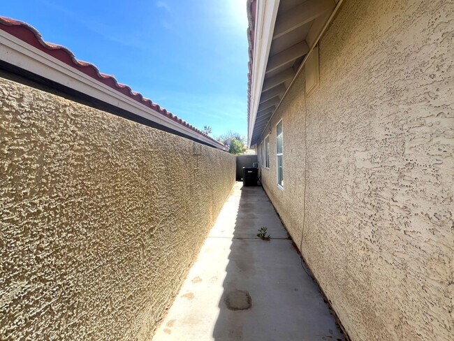 Building Photo - 3-Bedroom, 2-Bath House - Las Vegas, NV