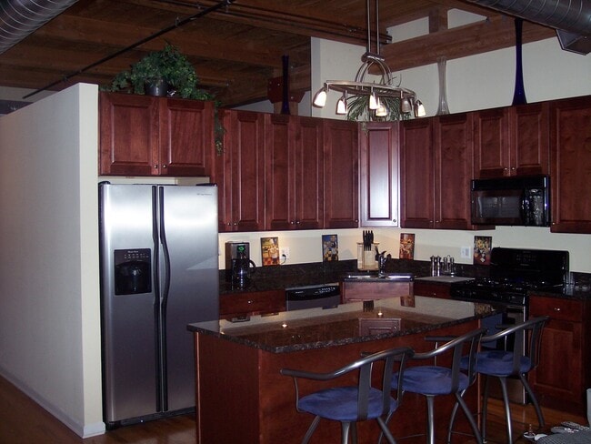 Building Photo - 2806 N Oakley Ave