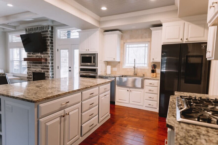 Building Photo - 1906 Almand Dr