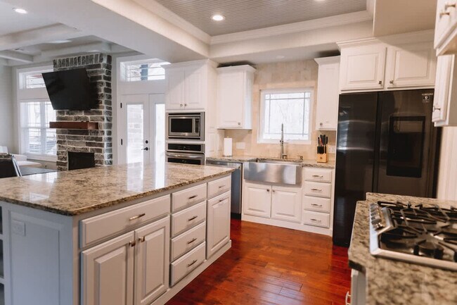 Building Photo - 1906 Almand Dr