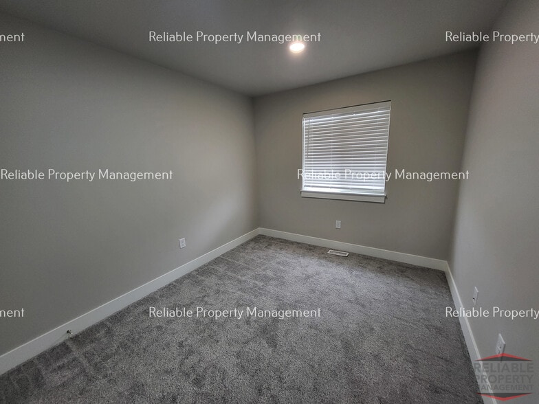 Building Photo - 2015 Lawrence Ln